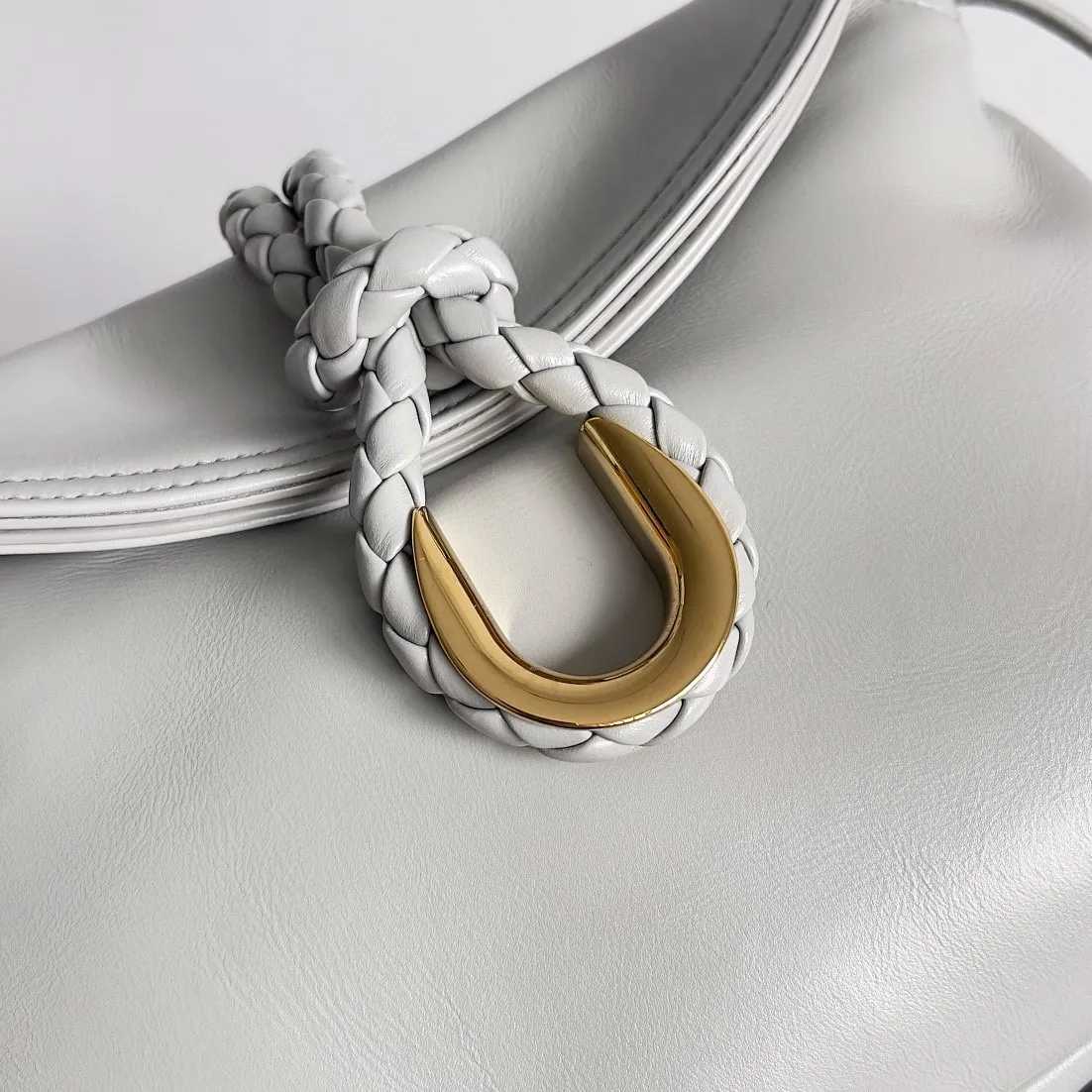 Batch 1520 Inspired by the 1970s, the Bottega Veneta women's logo shoulder bag has a smooth leather surface that brings a clean and handsome feel, just like the neatness and tenacity of a working woman. The front buckle has high-quality hardware pendant body, the overall retro elegance, and the excellent leather feels soft. This Bottega Veneta series can be described as beautiful, weakening the complexity of the outfit, not competing for it, and only using the best quality to interpret itself. Style number: 806030 (small size) Size: 27*16*6cm